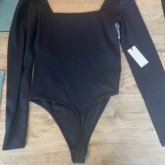 Aritzia Babaton Contour Squareneck long sleeve navy bodysuit. Size small. NWT - Picture 4 of 4